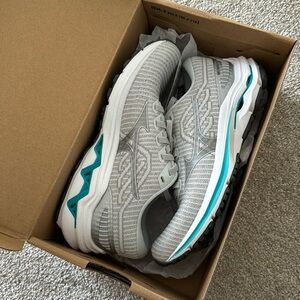 Mizuno wave inspire 18 waveknit sneakers/ running shoes size 7.5